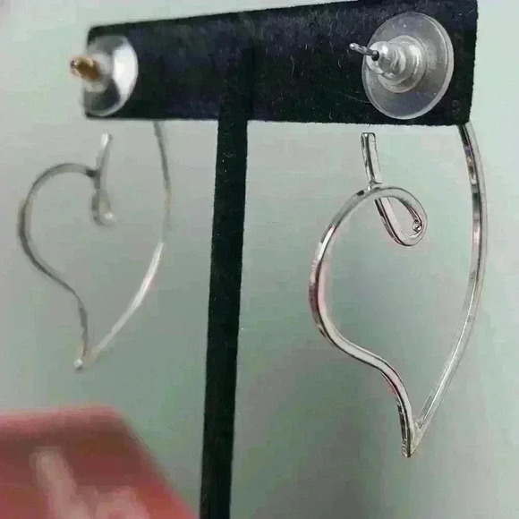 Silver tone twisted earrings - Picture 9 of 9